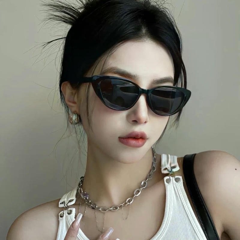 Minimal clean look stylish cool dp for girls vibe