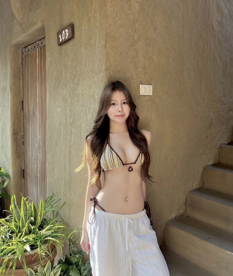 Minimal hot style girl hot dp simple bold look