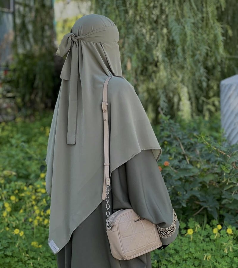 Minimal muslim girls WhatsApp dp natural portrait style