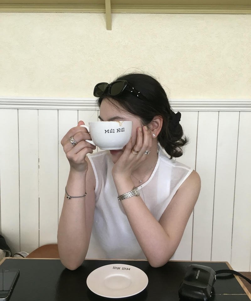 Minimal pose hidden face dp for girls clean style