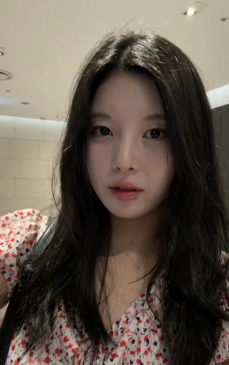 Mirror selfie stylish dp for girls trendy outfit