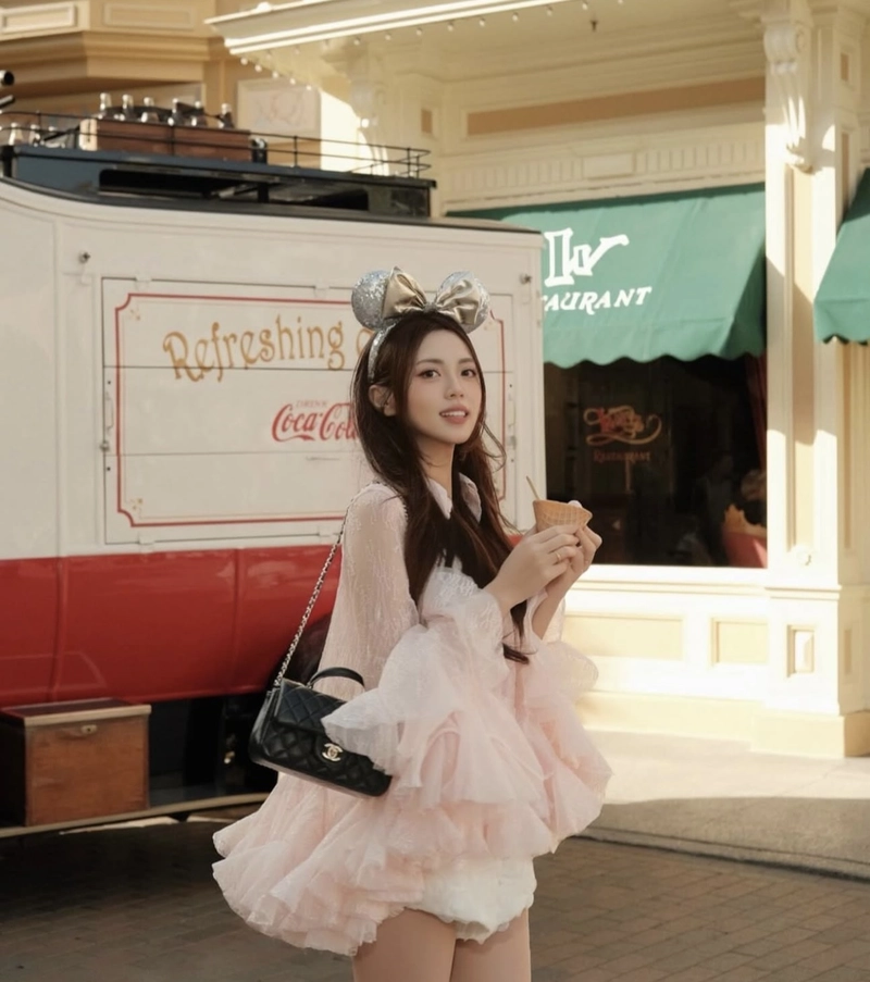 Modern aesthetic girls photo for dp clean stylish vibe