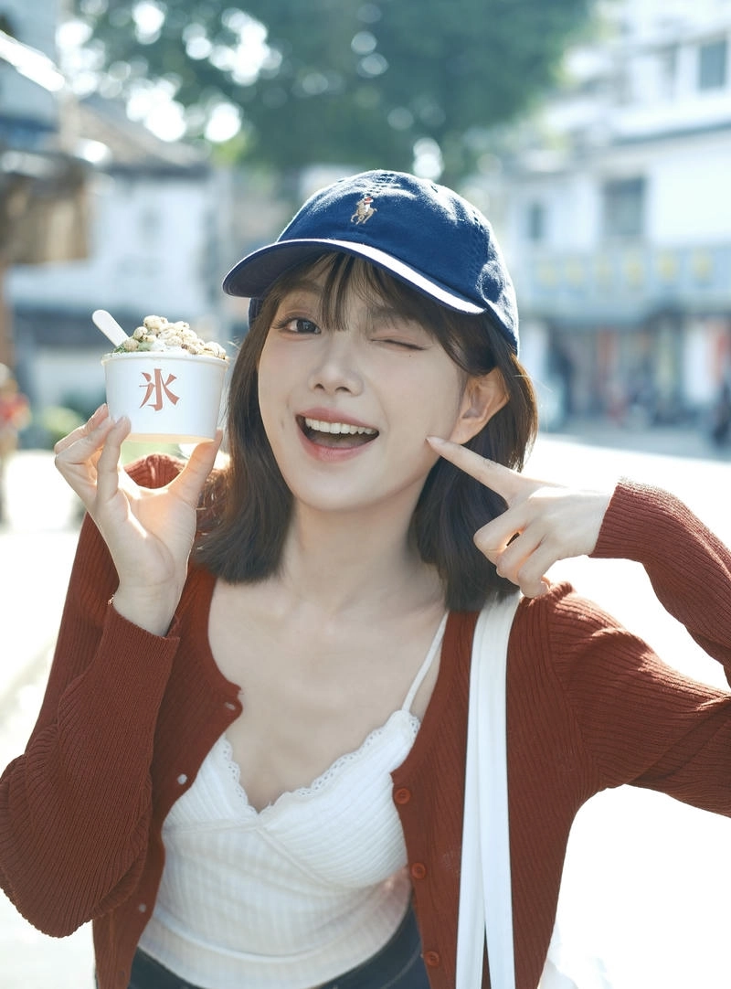 Modern girl whatsapp dp image clean minimal aesthetic