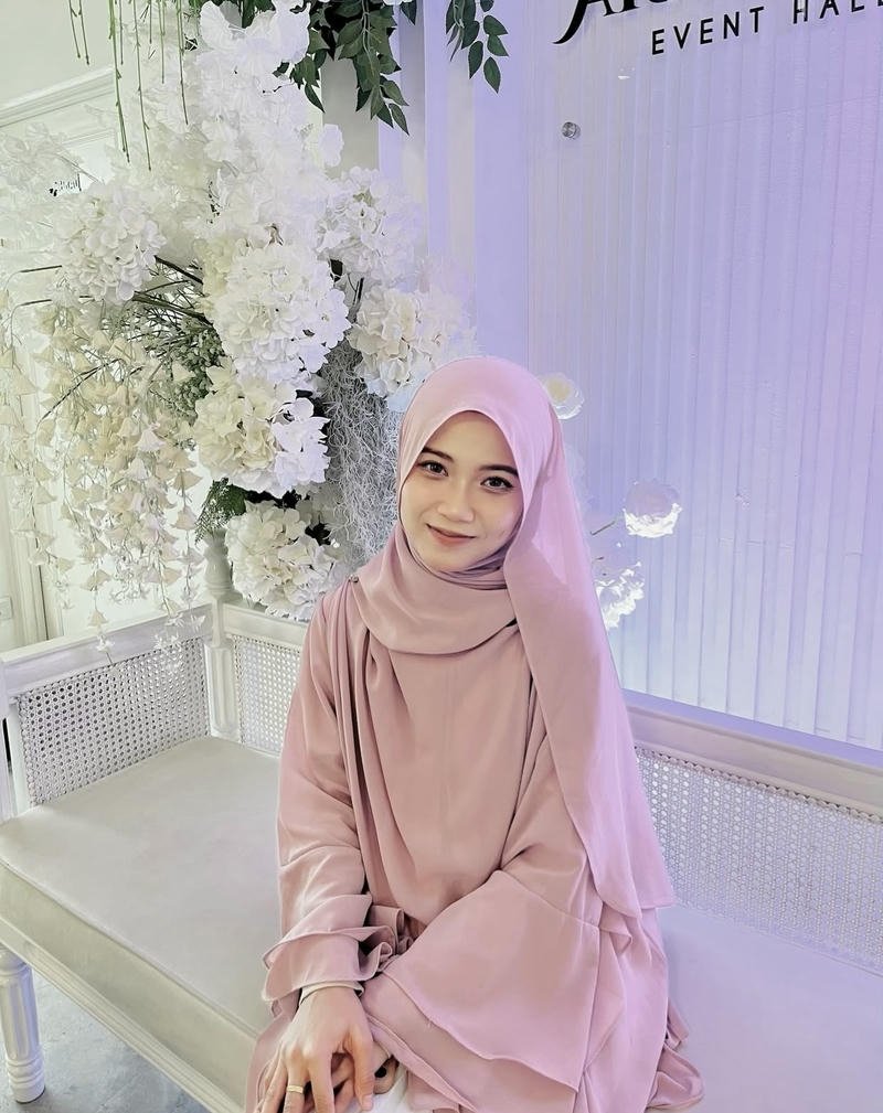 Modern style muslim girls WhatsApp dp cool attitude