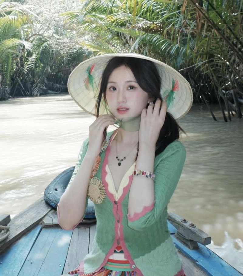 Moody girl whatsapp dp image dark aesthetic tone