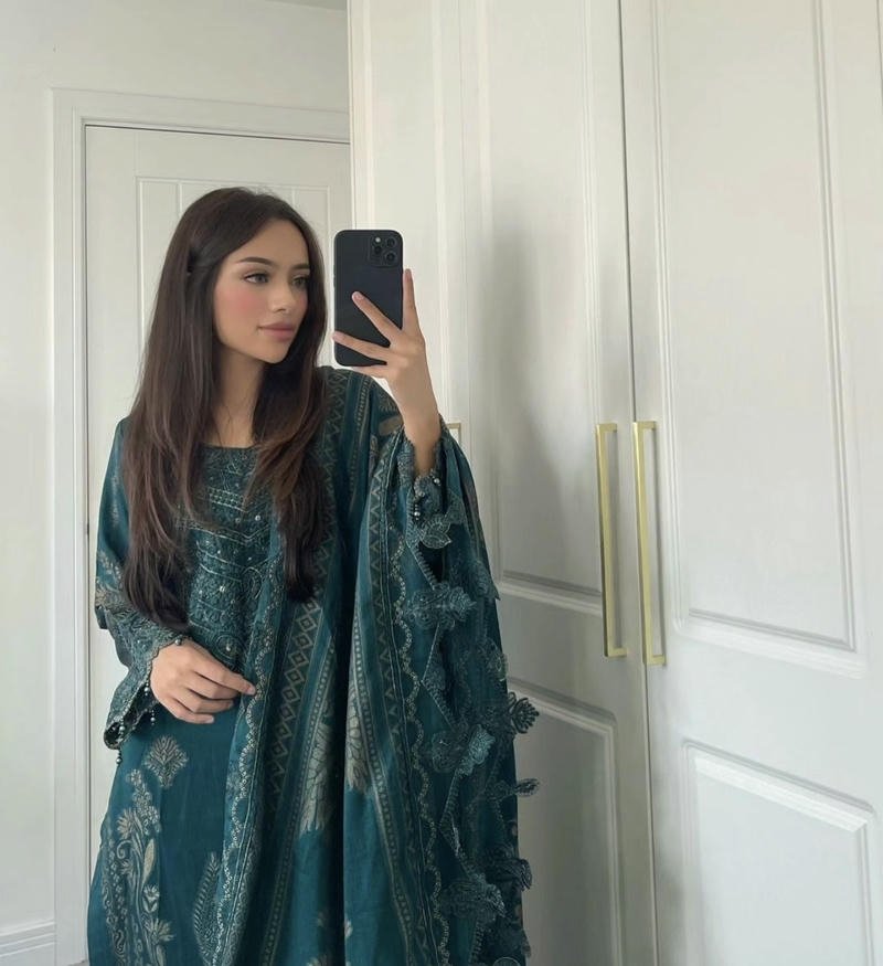 Muslim girls WhatsApp dp classy pose minimal background