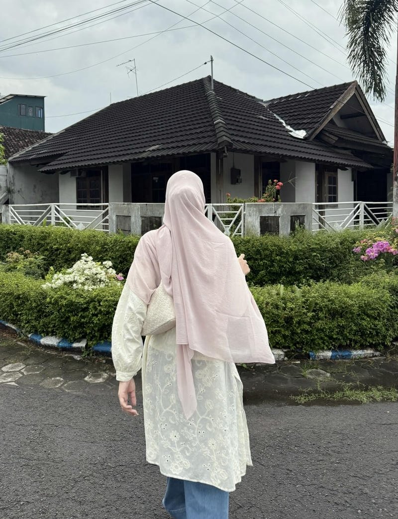 Muslim girls WhatsApp dp confident look strong vibe