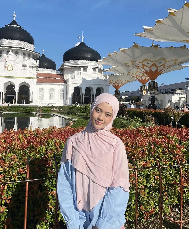 Muslim girls WhatsApp dp stylish outfit modern hijab