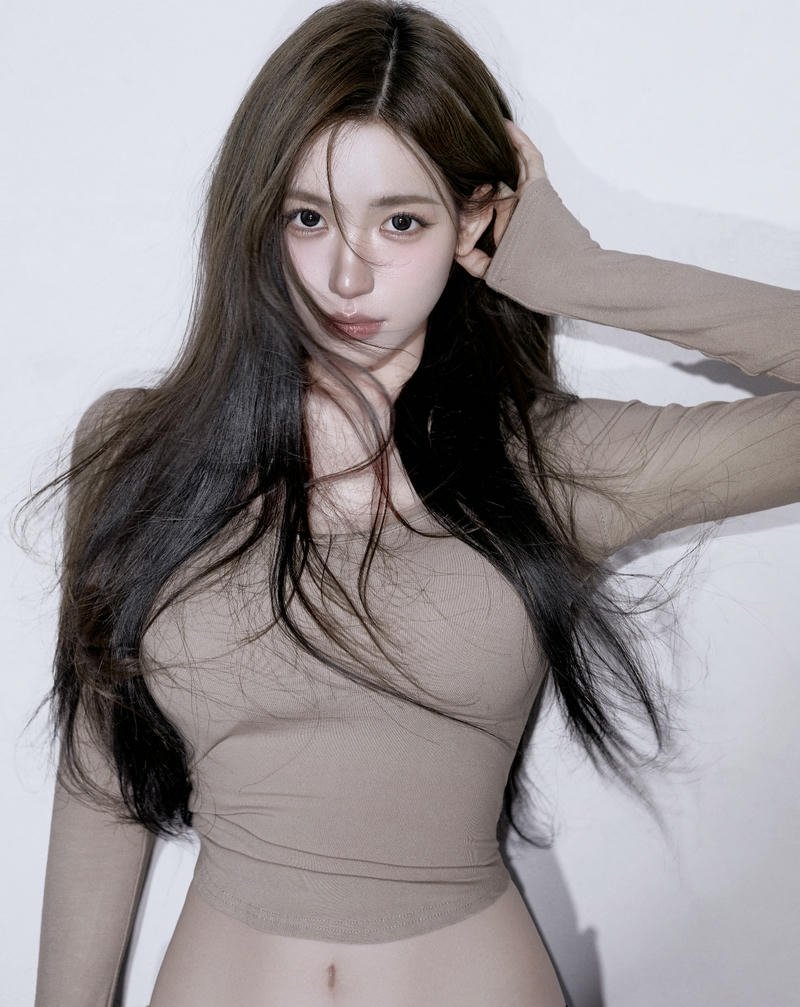 Natural look stylish dp for girls clean simple vibe