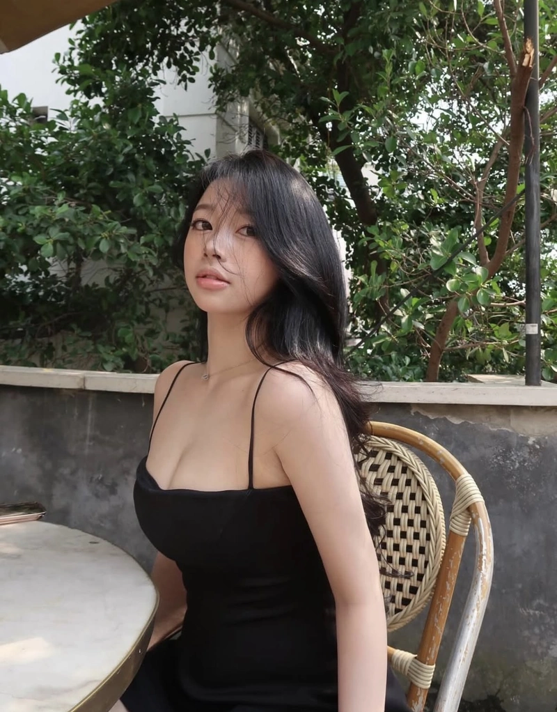 Natural smile girls images for dp candid moment vibe