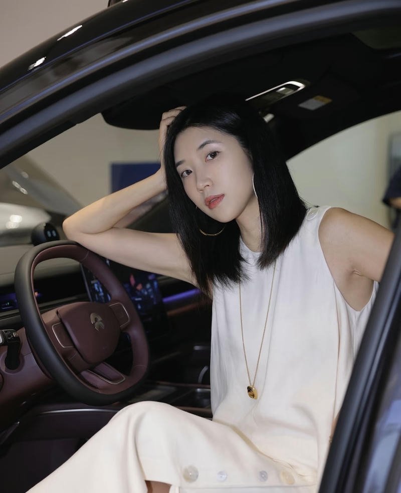 Natural smile stylish dp for girls candid vibe