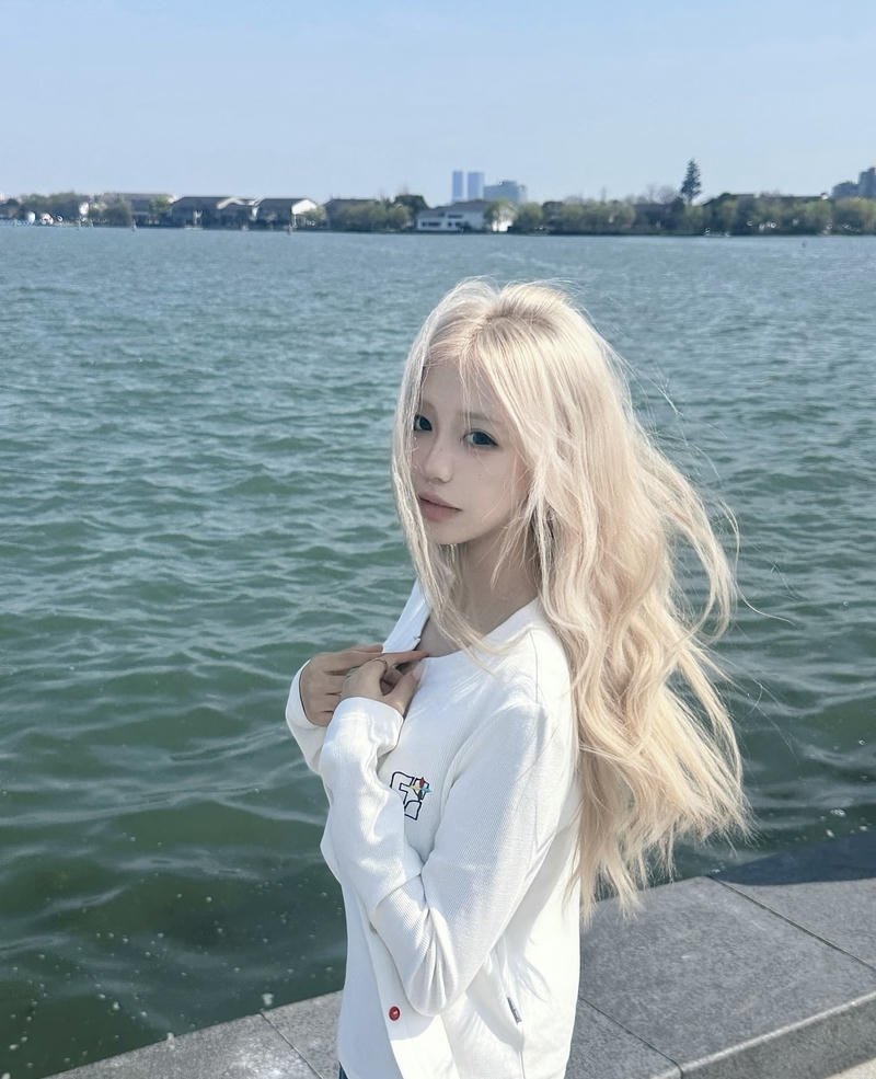 New dp for girls modern fashion stylish pose