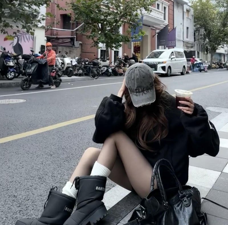 Side pose hidden face dp for girls classy aesthetic look