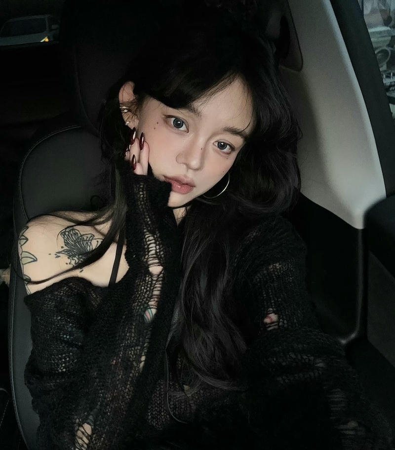 Silent killer calm strong vibe attitude girl dp for whatsapp