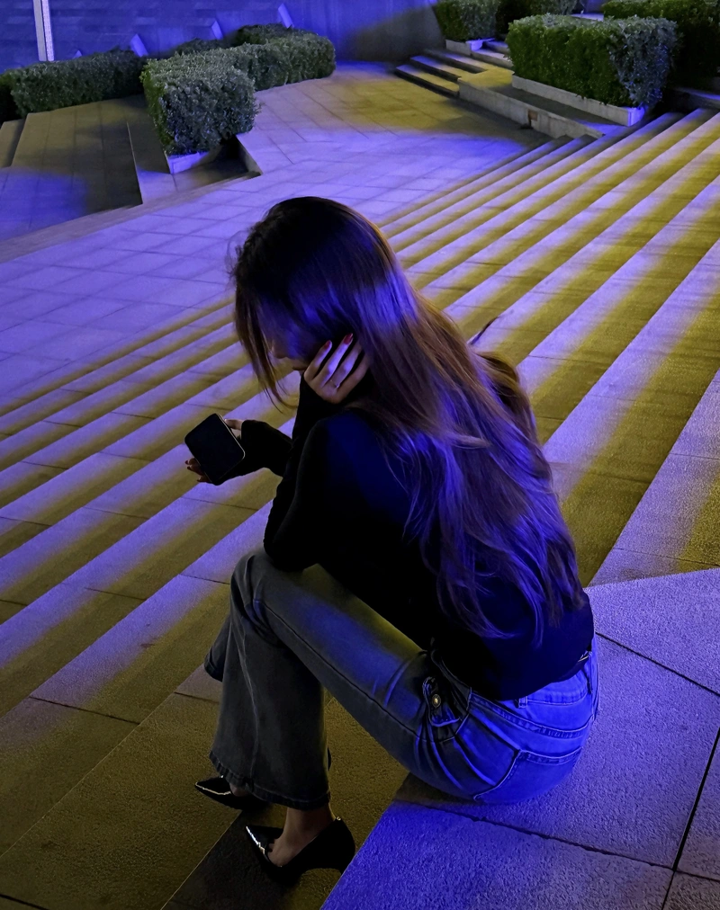 Soft blur effect alone girl images for whatsapp dp