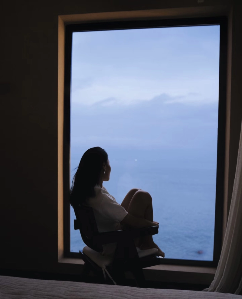 Soft cry sad alone girl dp gentle sad vibe