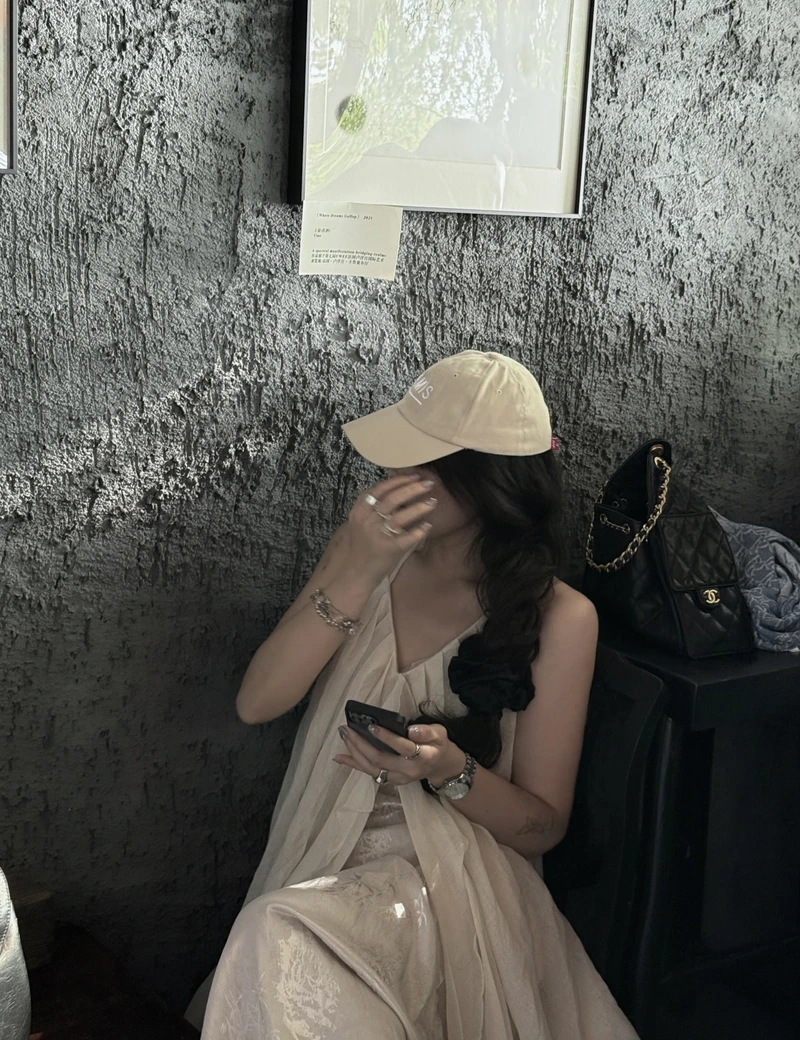 Soft emotional tone alone girl images for whatsapp dp