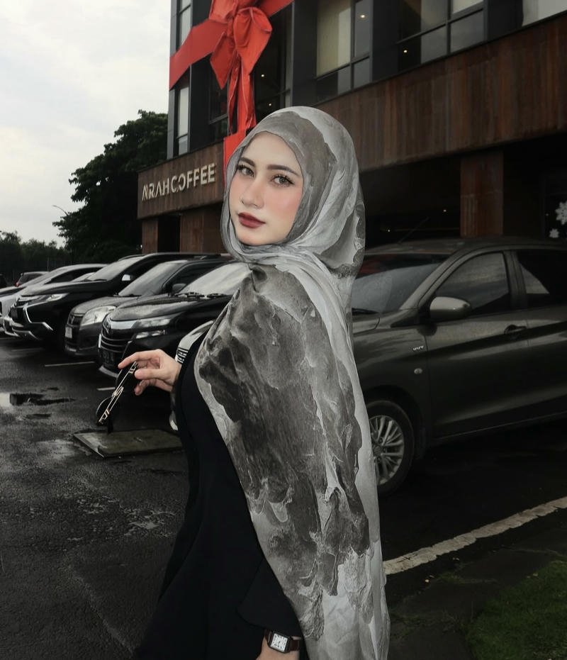 Soft tone muslim girls WhatsApp dp peaceful mood