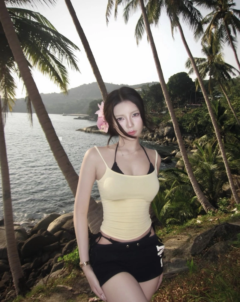 Stylish mirror shot girls photo for dp trendy pose