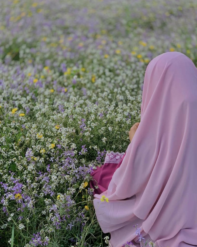 Stylish muslim girls WhatsApp dp modern modest fashion