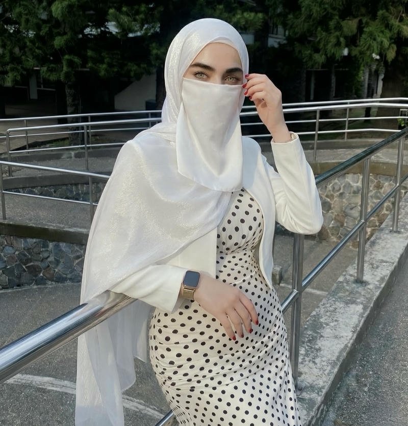 Stylish muslim girls WhatsApp dp modern modest outfit