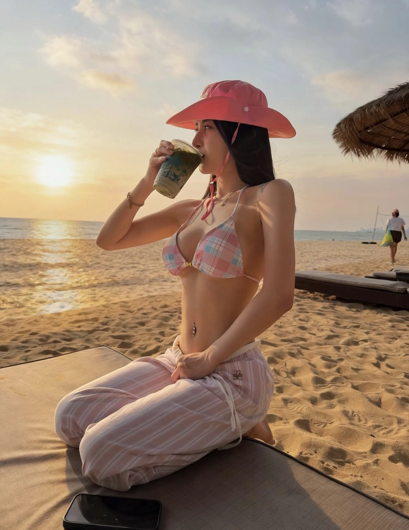 Sultry gaze look girl hot dp intense aesthetic mood