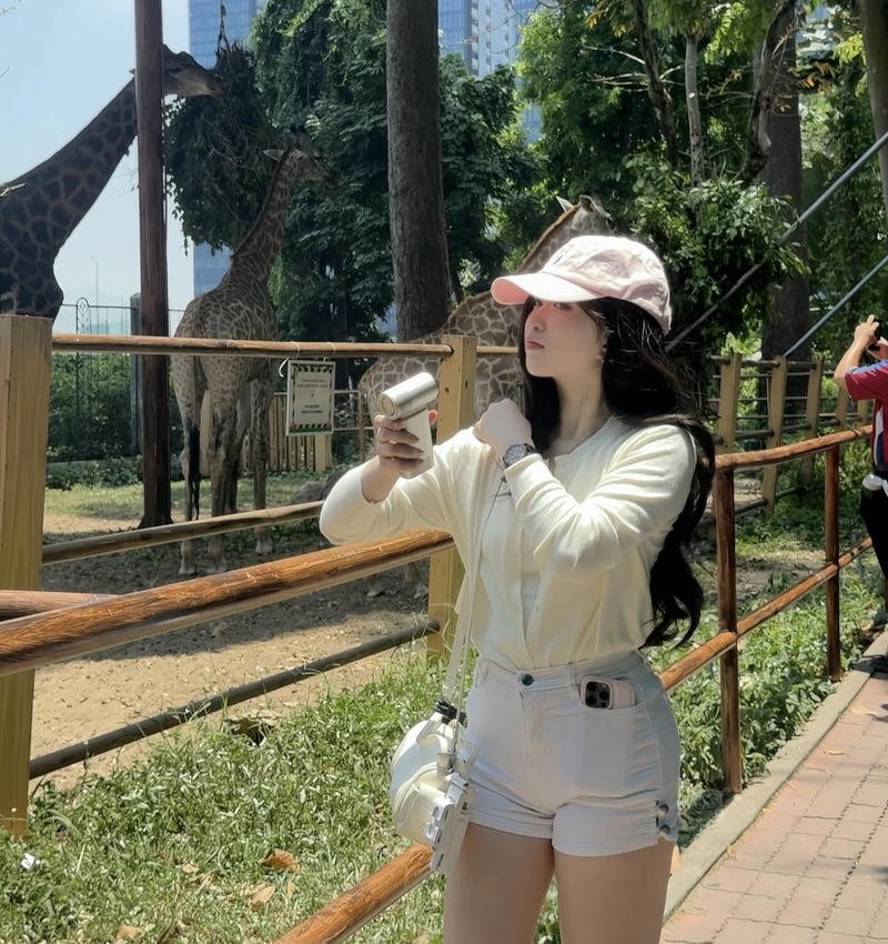 Sunlight look stylish dp for girls fresh vibe