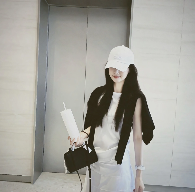 Tearful eyes sad alone girl dp broken heart feel