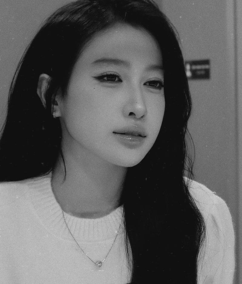 Trendy outfit stylish dp for girls bold style