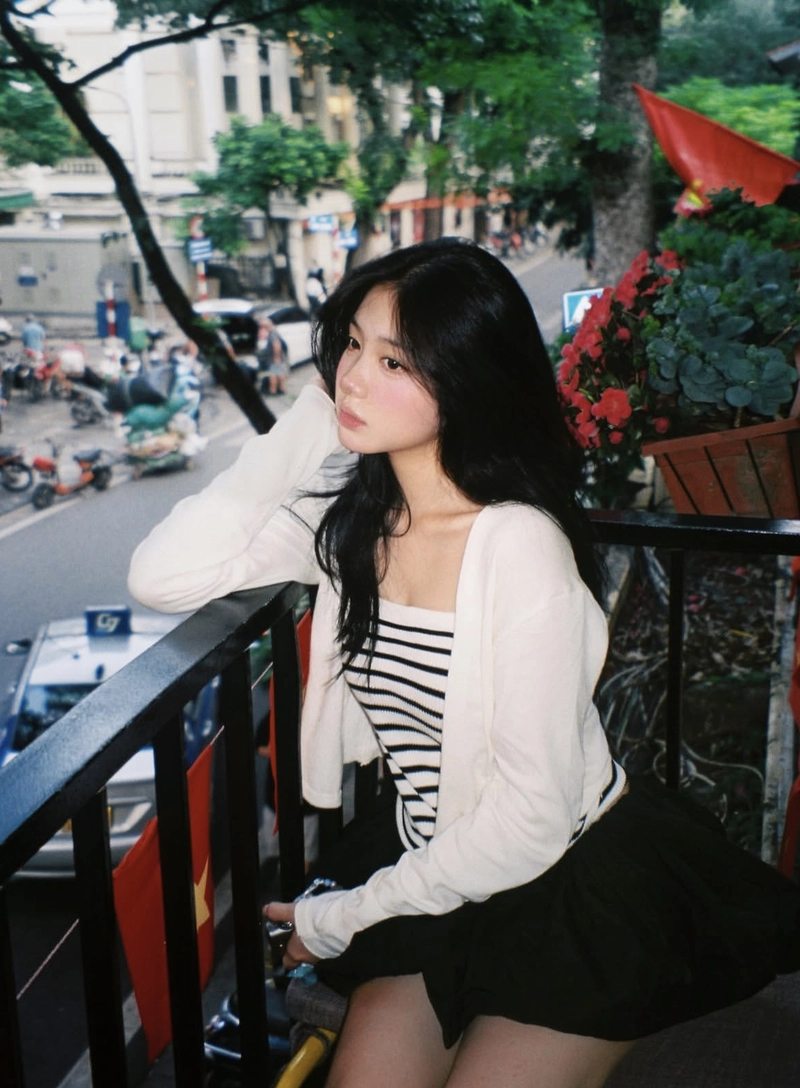 Vintage film feel girls photo for dp retro mood