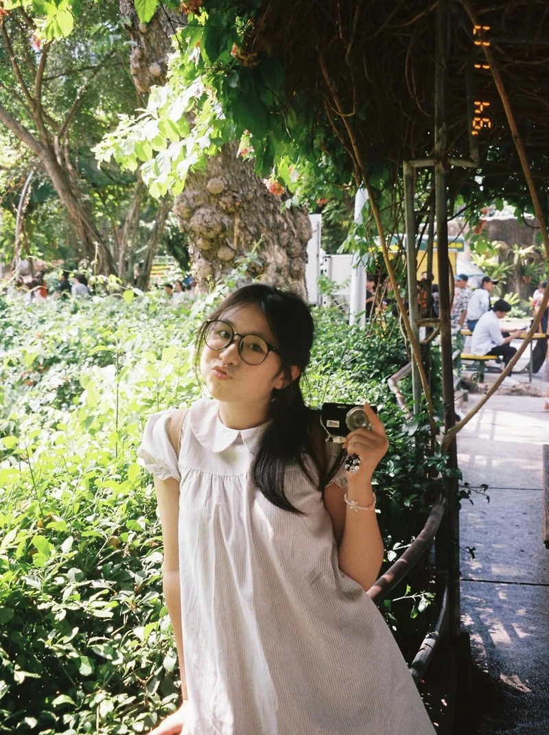 Vintage look girls images for dp retro aesthetic vibe