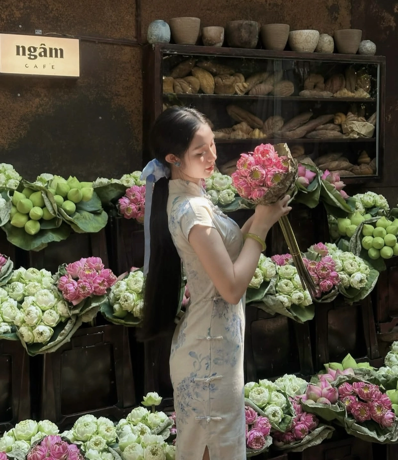 Warm sunset glow girls photo for dp golden hour vibe