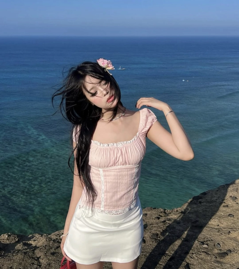 Windy hair shot girls photo for dp natural motion feel