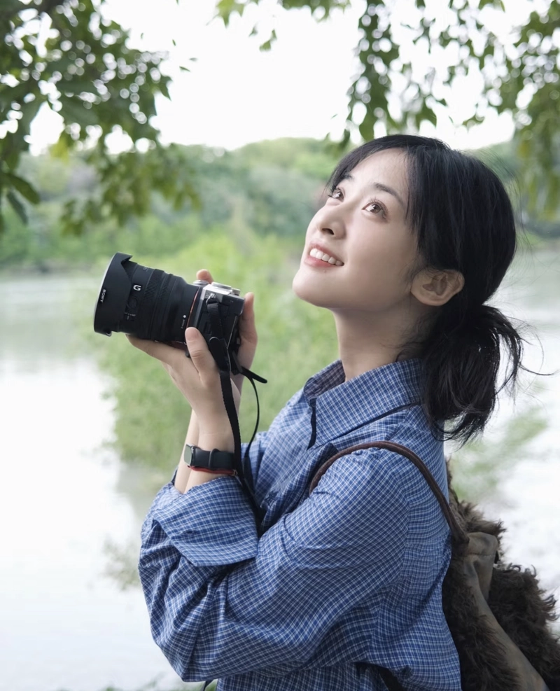 Artistic capture with dreamy tone girls dp with camera vibe