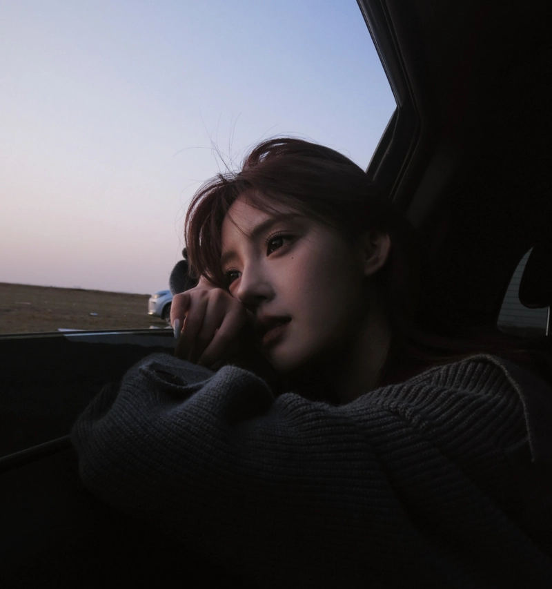 Back view alone whatsapp dp girl minimal lonely aesthetic
