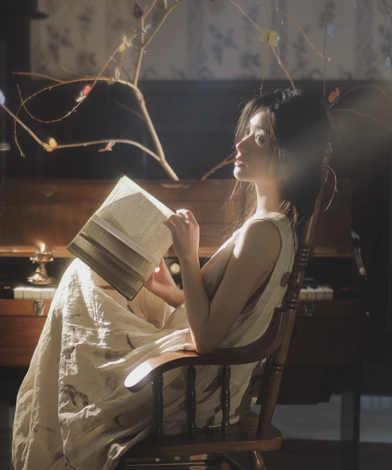 Backlight glow alone whatsapp dp girl soft silhouette mood