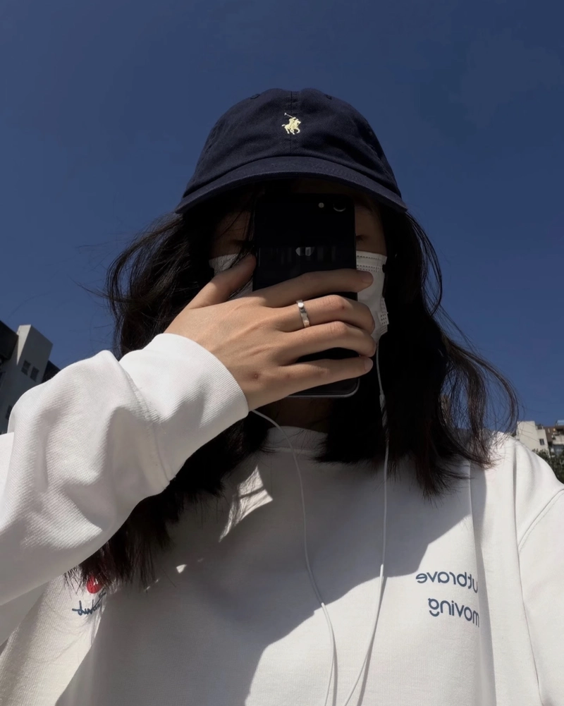 Cap girl dp image modern snapback vibe with stylish outfit look