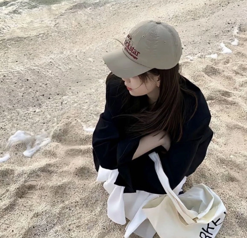 Cap girl dp image urban fashion feel with confident cool mood