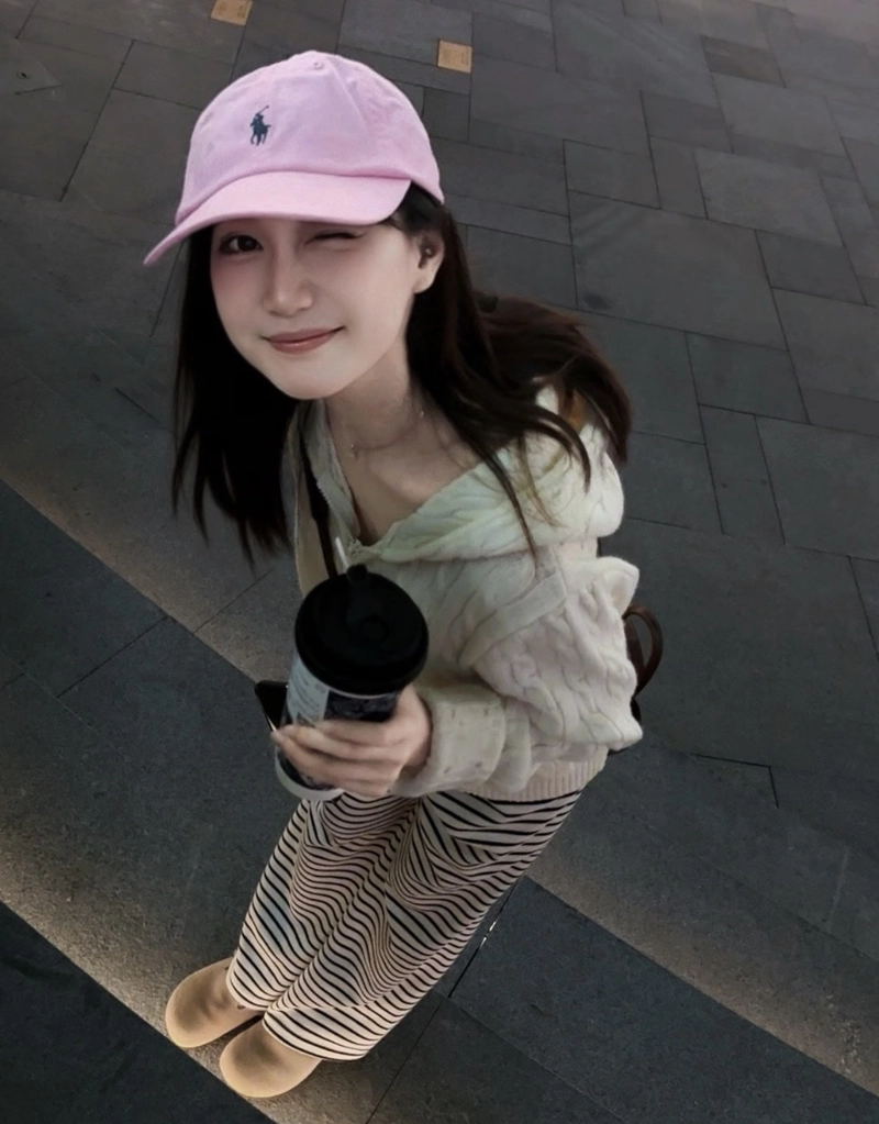 Casual snapback look stylish cap girl dp relaxed stylish mood