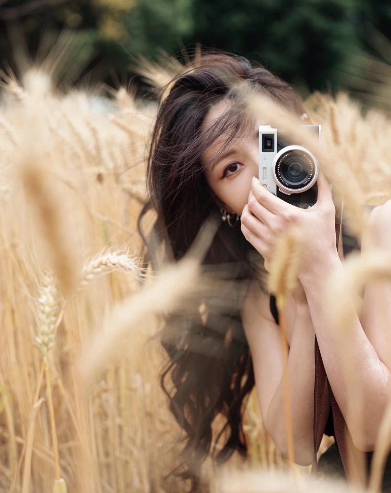 Chic fashion pose with trendy feel girls dp with camera vibe