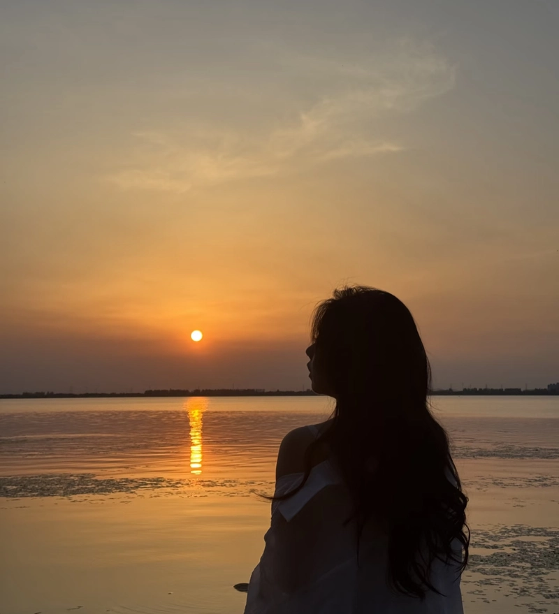 Cold lonely feel mood off dp girl pic with dark aesthetic
