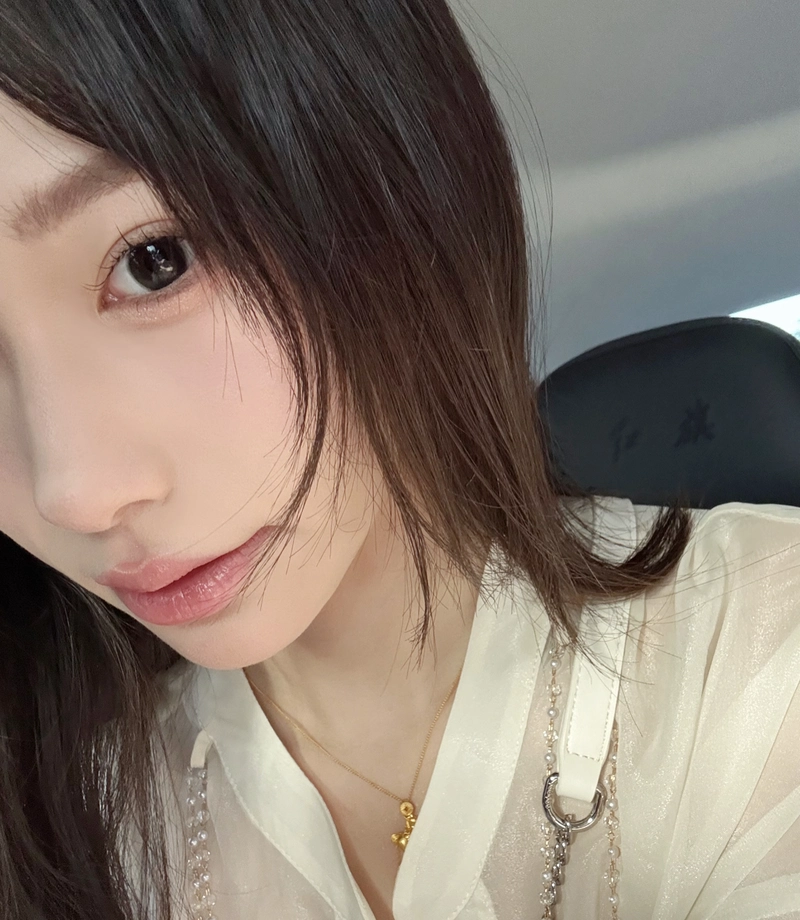 Cold tone half face girl dp calm quiet mood