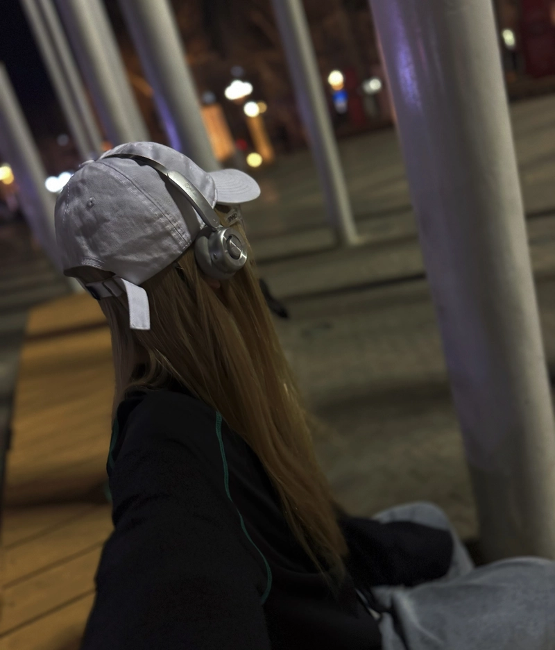 Cool urban vibe cap girl dp image with trendy street style