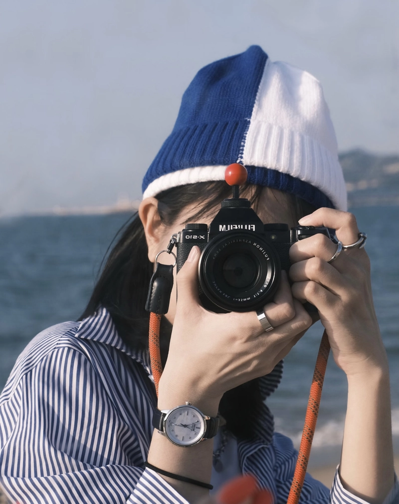 Cute candid vibe girls dp with camera natural smile aesthetic