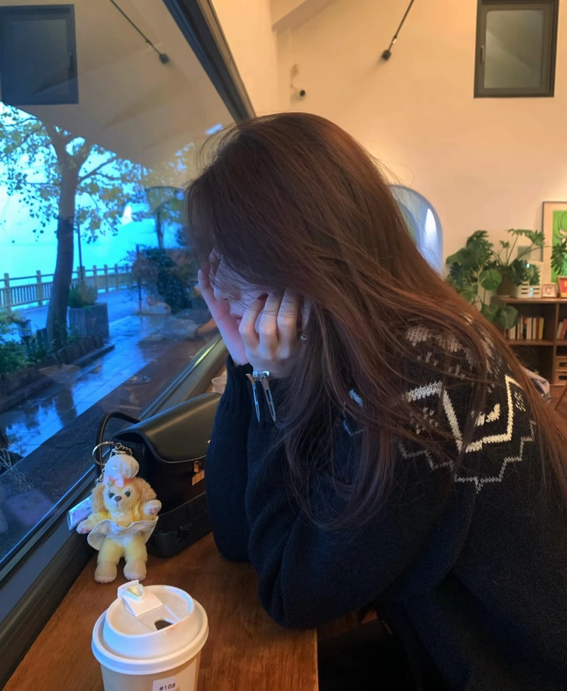 Dark room alone whatsapp dp girl silent deep mood