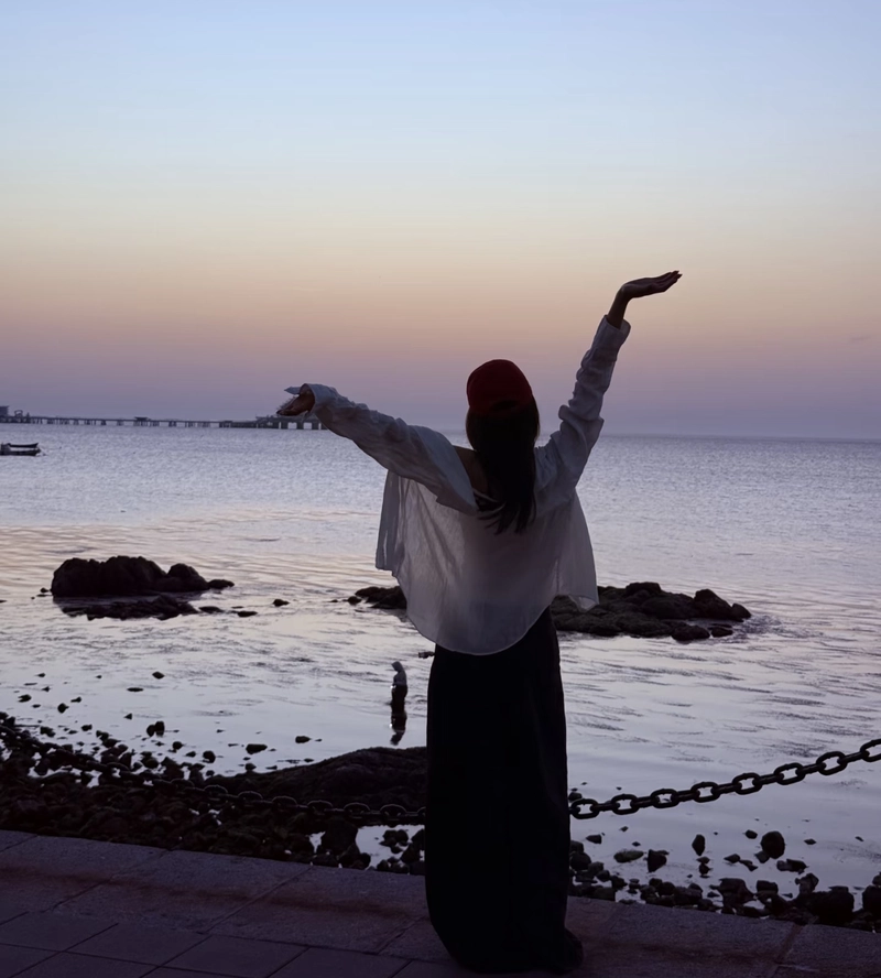Dreamy sad alone whatsapp dp girl soft dark aesthetic