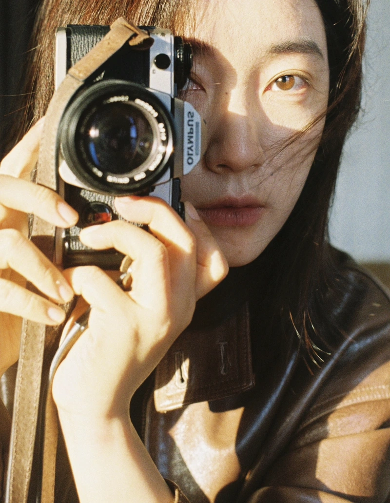 Dreamy soft tone girls dp with camera gentle aesthetic vibe