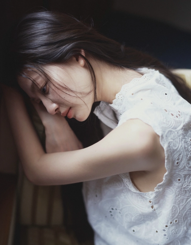 Dreamy solo single dp for girl soft blur vibe