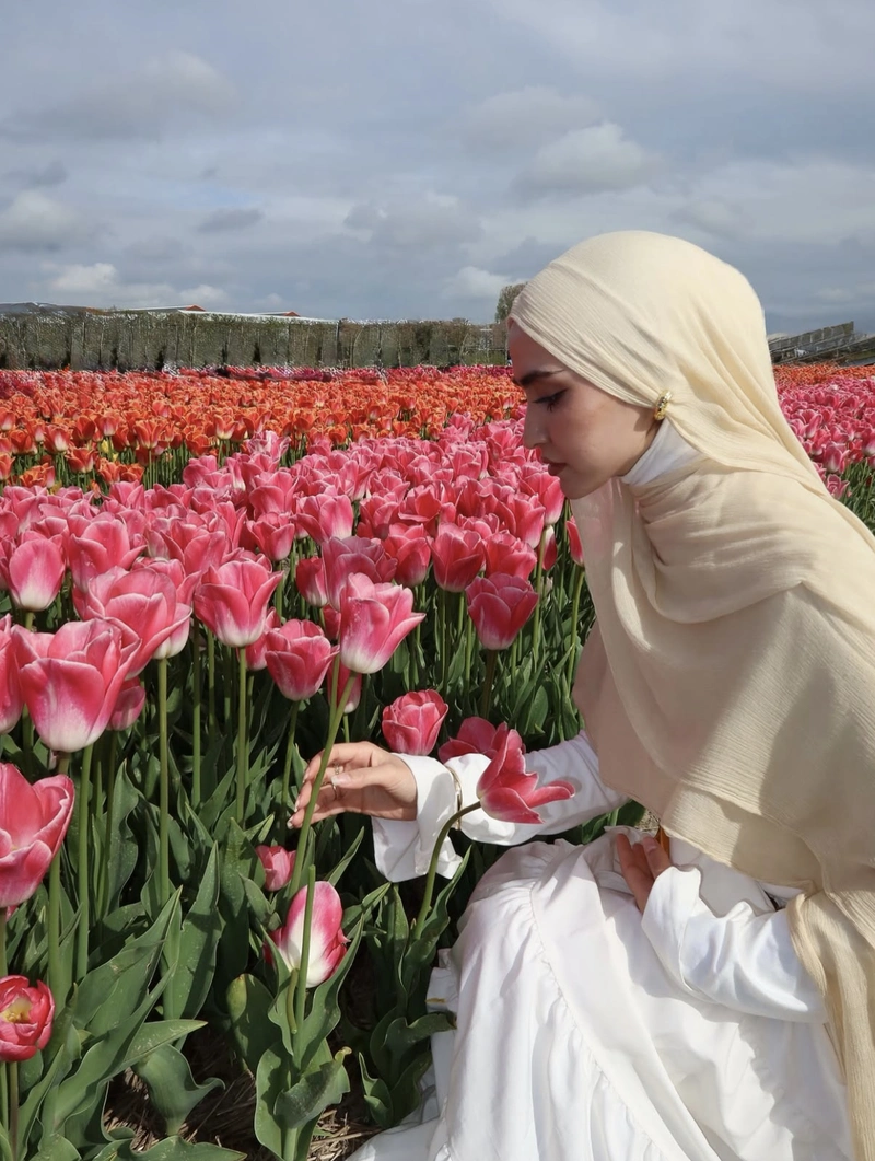 Elegant calm aura islamic girl dp for whatsapp soft glow vibe
