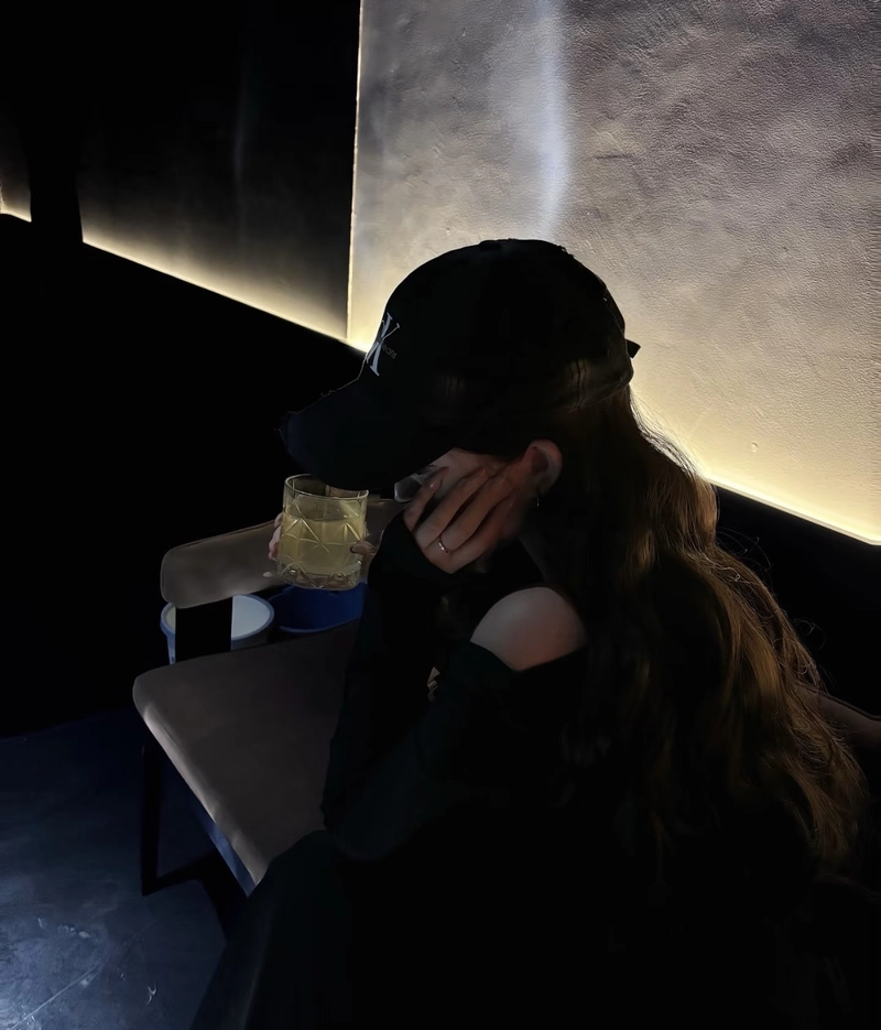 Empty mind vibe mood off dp girl pic with quiet mood